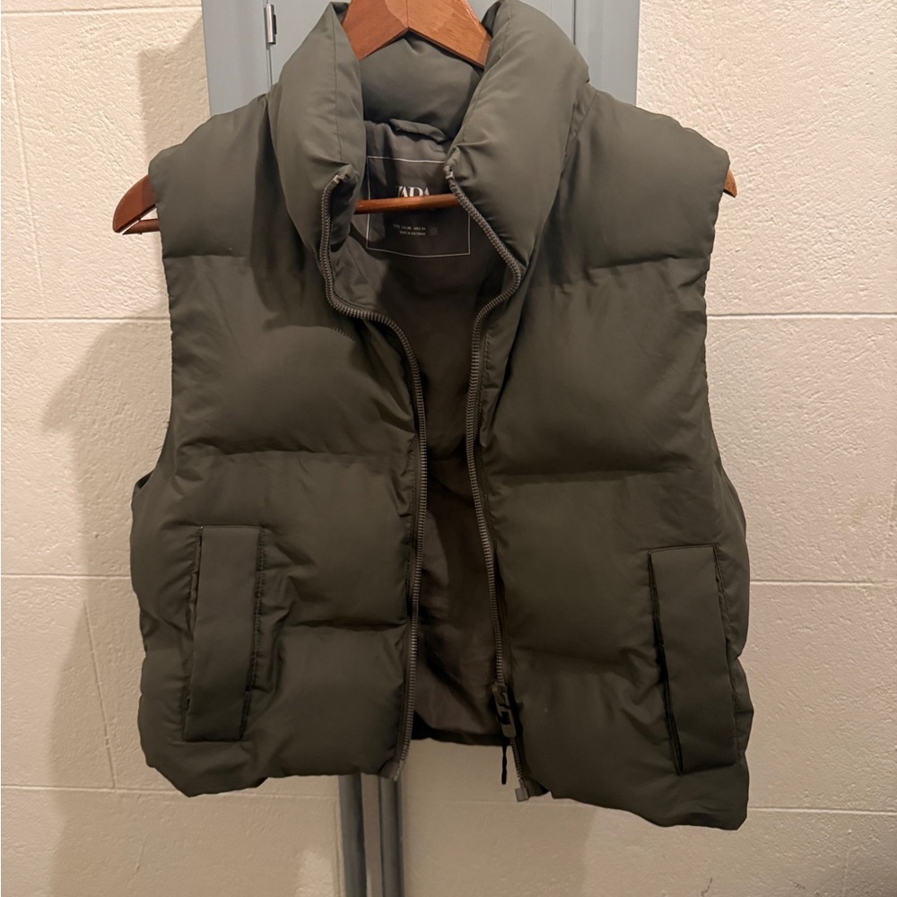Cropped Zara puffer vest in olive green size small​